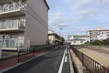 敷地東側の前面道路