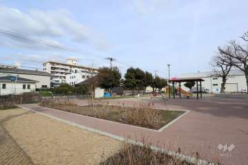 敷地の東側にある「下新田公園」