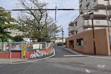 敷地西側は『幅下幼稚園』に面しています。
