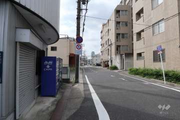 敷地東側の前面道路（北側から）