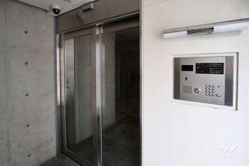 エントランスはオートロック付きです。