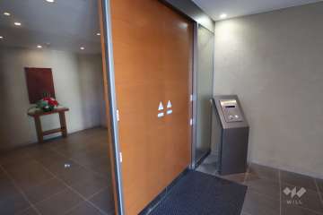 エントランスはオートロック付きです。