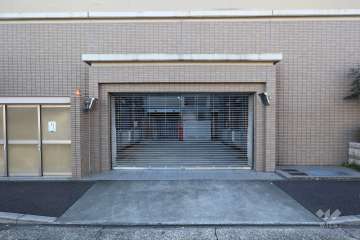 敷地内駐車場（屋内機械式）リングシャッター付きです。