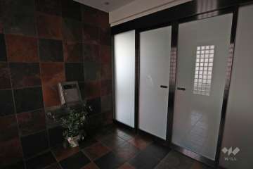 エントランスはオートロック付きです。