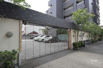 駐車場出入り口（リングシャッター付き）・敷地内駐車場（屋外平面式）