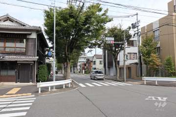 敷地西側の前面道路