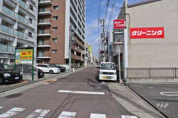 敷地東側の前面道路(南側から)