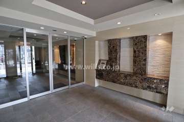 エントランスはオートロック付きです。