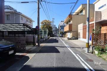敷地北側の前面道路（東側から）
