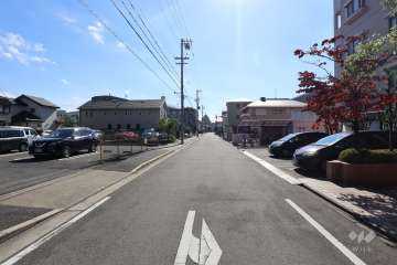 敷地東側の前面道路（北側から）