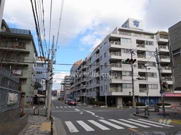 敷地の南と西の2方が接道しています。
