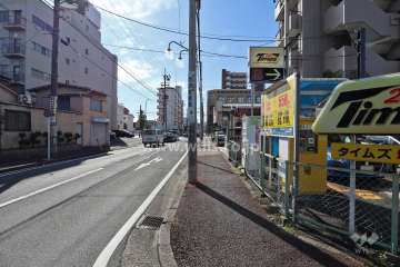 敷地東側の前面道路(北側から)