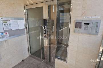 エントランスはオートロック付きです。