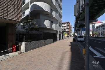 敷地東側の前面道路（南側から）