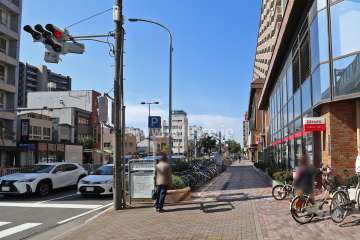 敷地南側の前面道路（東側から）