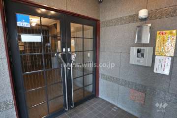 エントランスはオートロック付きです。