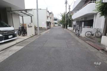 敷地西側の前面道路