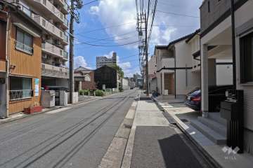 敷地南側の前面道路（西側から）