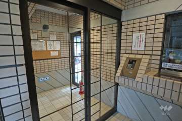 エントランスはオートロック付きです。