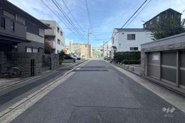 敷地北側の前面道路(西側から)