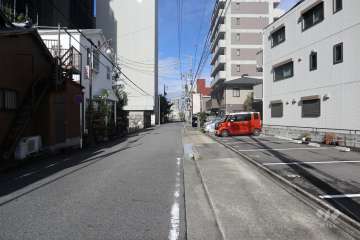 敷地北側の前面道路（東側から）