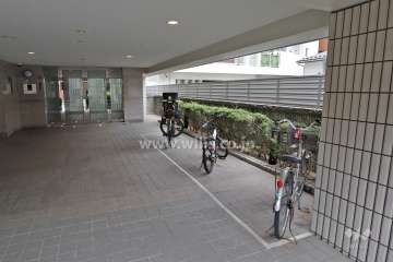 エントランス前の駐輪場