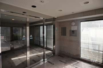 エントランスはオートロック付きです。