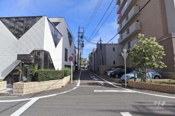 敷地西側の前面道路
