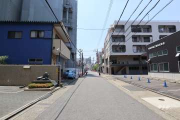 敷地北側の前面道路（東側から）
