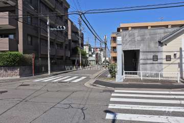 敷地東側の前面道路(南側から)