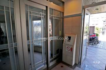 エントランスはオートロック付きです。