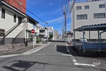 敷地東側の前面道路（南側から）