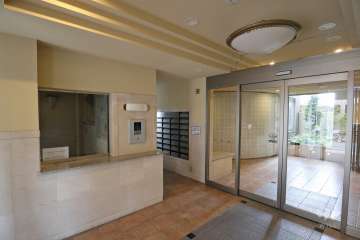 エントランスはオートロック付きです。