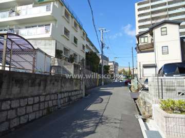敷地東側の前面道路（南側から）