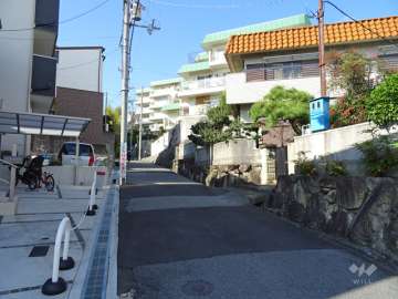 敷地西側の前面道路（南側から）