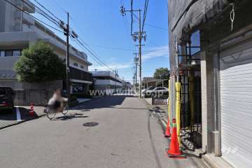 敷地北側の前面道路（東側から）
