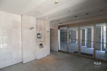 エントランスはオートロック付きです。