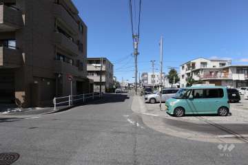 敷地北東側の前面道路（南東側から）