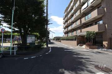 敷地南東側の前面道路（北東側から）