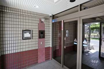 エントランスはオートロック付きです。