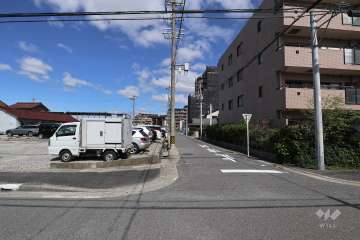 敷地西側の前面道路