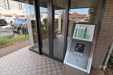 エントランスはオートロック付きです。