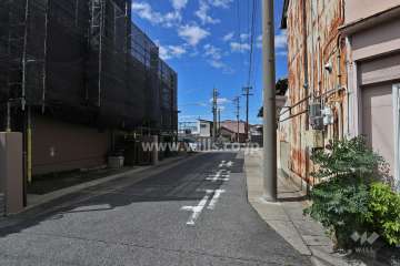 敷地北側の前面道路（東側から）