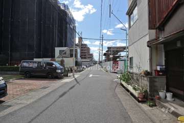 敷地西側の前面道路（北側から）