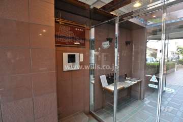 エントランスはオートロック付きです。