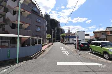 敷地西側の前面道路