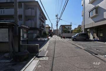 敷地西側は県道163号に面しています。