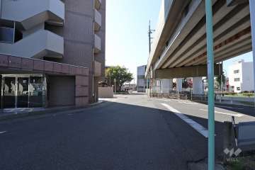 敷地西側の前面道路