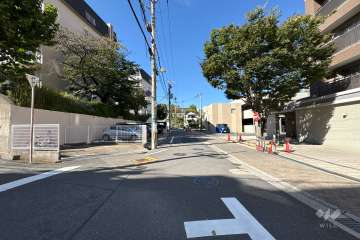 敷地東側の前面道路(南側から)