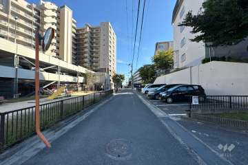 敷地東側の前面道路（北側から）